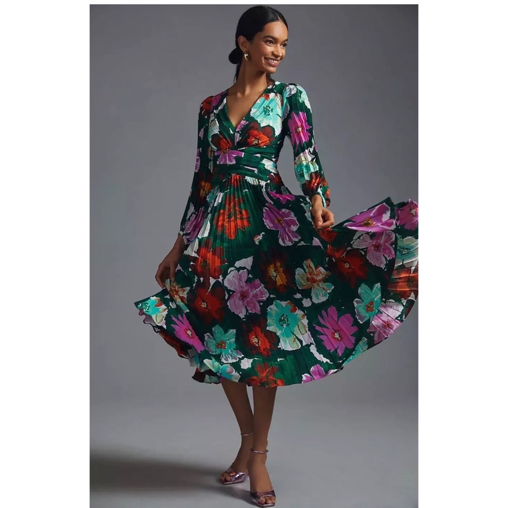Anthropologie By Anthropologie
Pleated V-Neck Dress Size 4